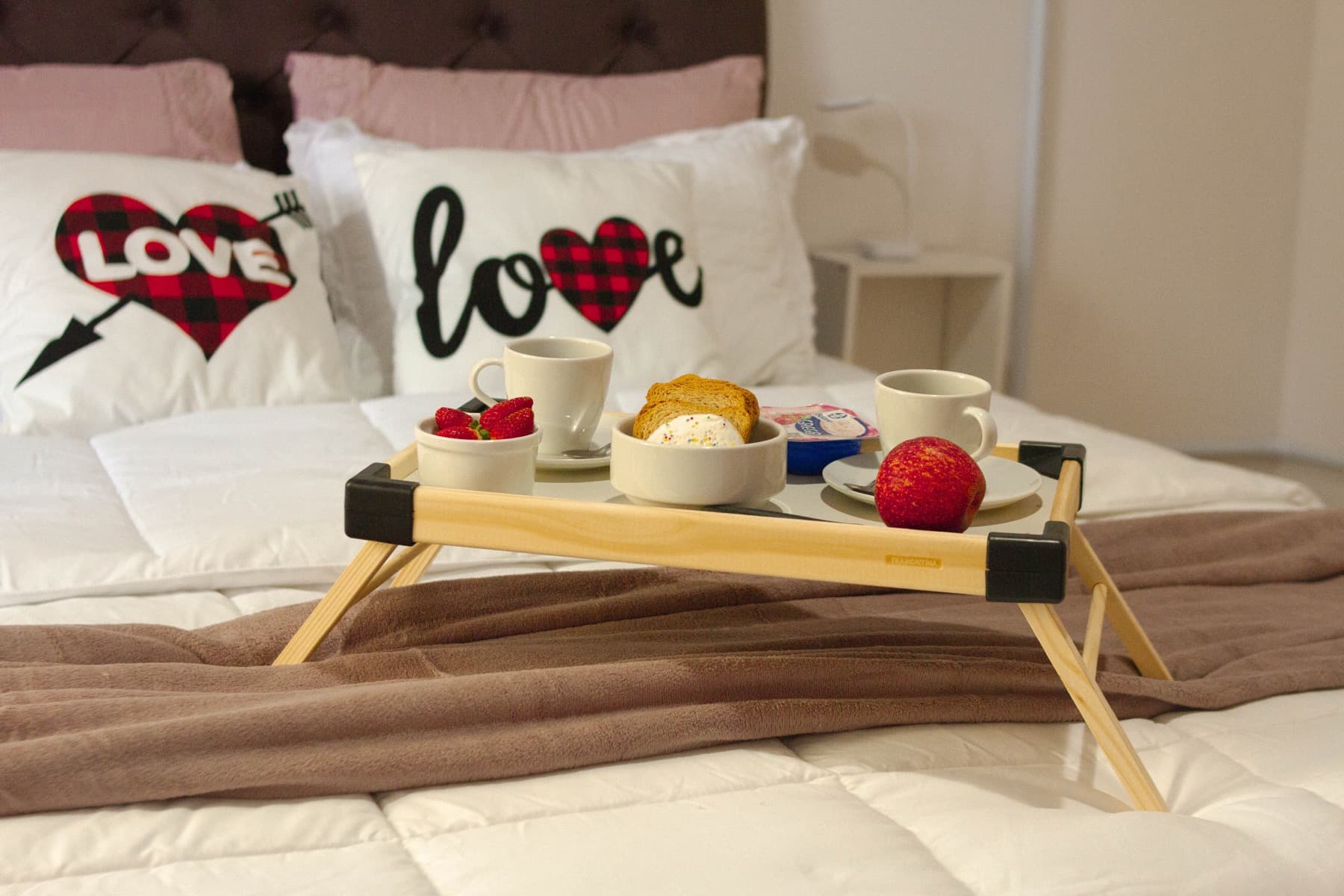 Café servido na cama em uma das acomodações