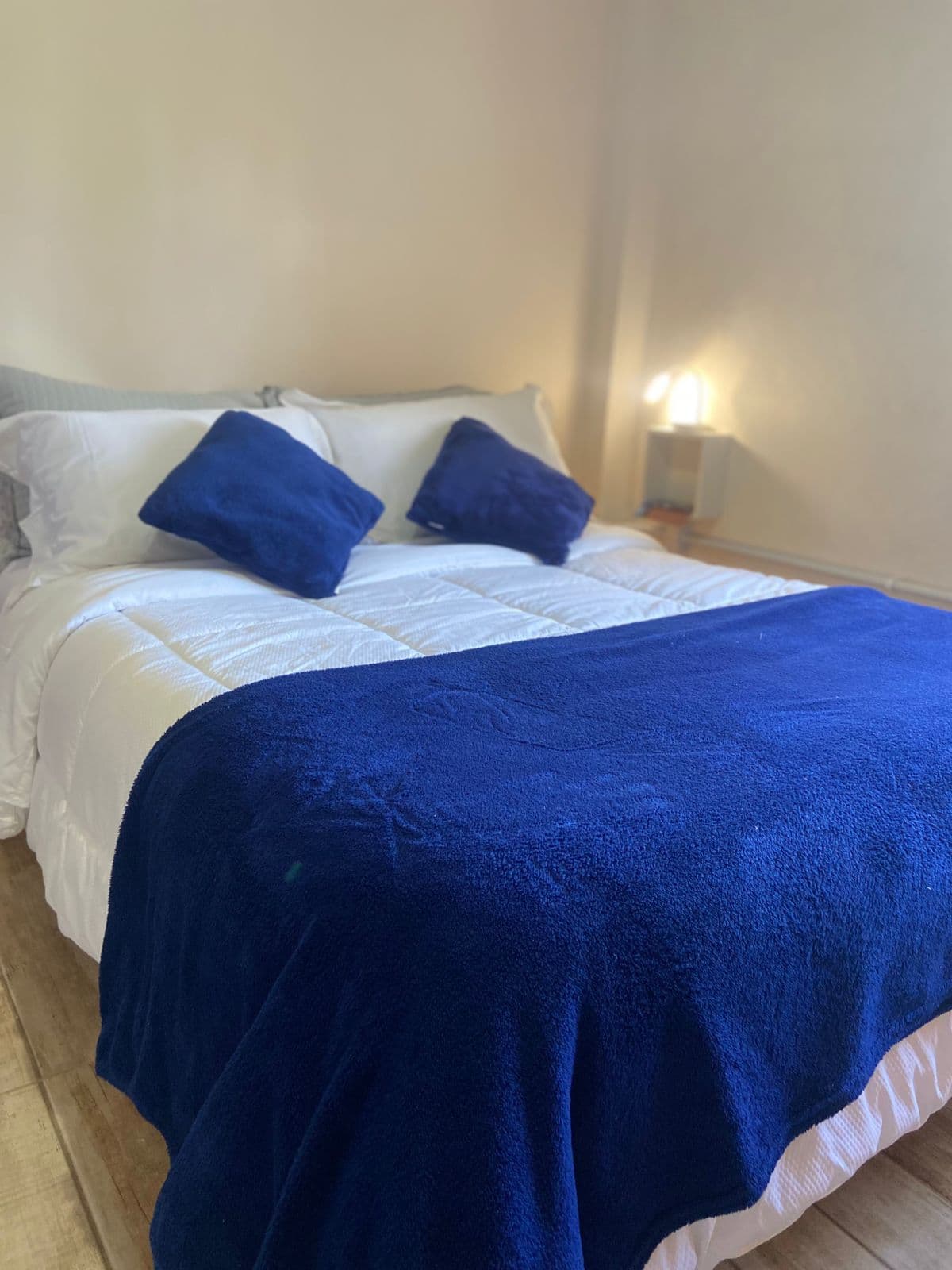 Cama arrumada em acomodação aconchegante